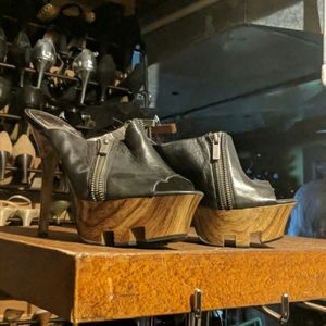 Jessica Simpson Black zip up heel never worn